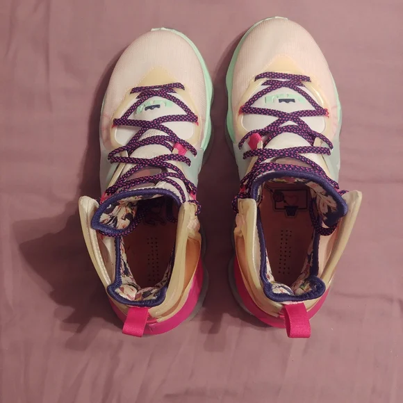 Lebron 19 - Picture 2 of 6